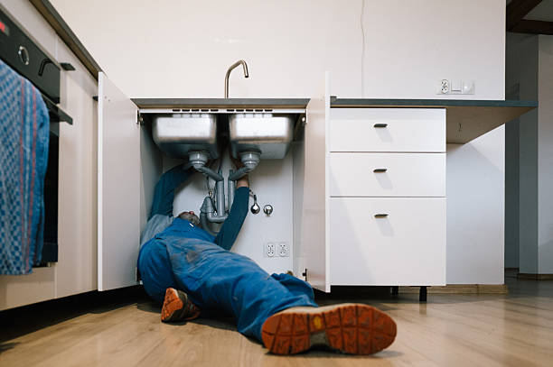 Professional Emergency Plumber technician working in Pattison, TX